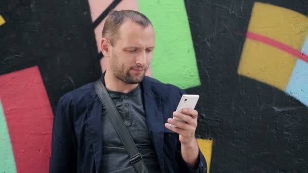 Man texting op smartphone en roken sigaretten — Stockvideo