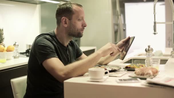 Homem com tablet computador comendo — Vídeo de Stock