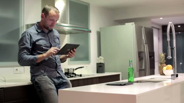 주방에서 태블릿을 들고 있는 남자 — 비디오