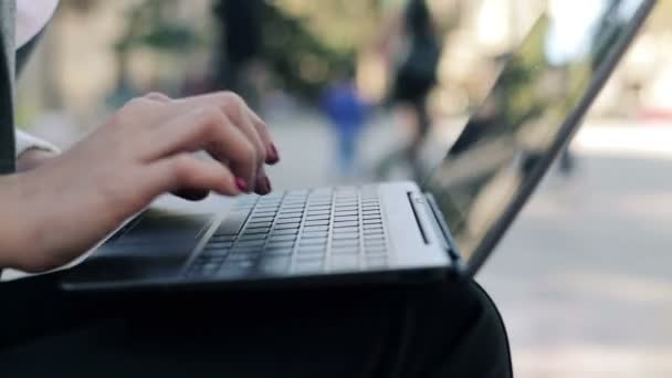 Zakenvrouw handen die op laptop werkt — Stockvideo