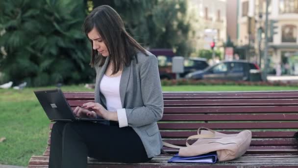 Zakenvrouw Werken op Laptop — Stockvideo