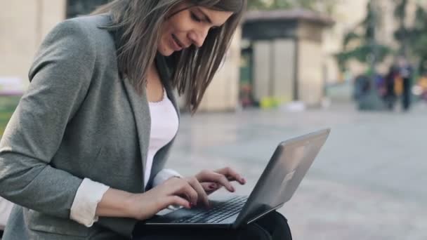 Businesswoman working on laptop — Stock Video