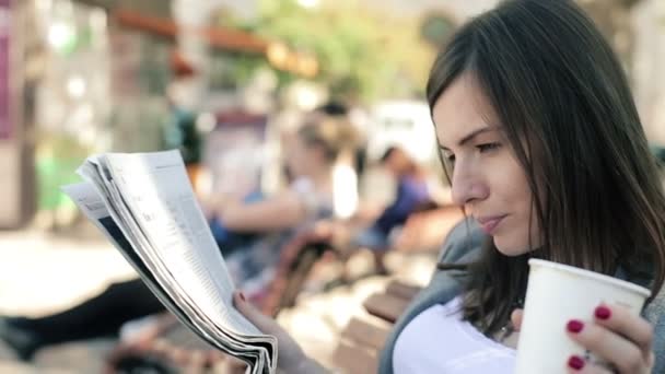 Businesswoman drinking coffee and reading newspaper — Stock Video