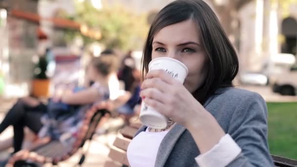 Geschäftsfrau trinkt Kaffee — Stockvideo