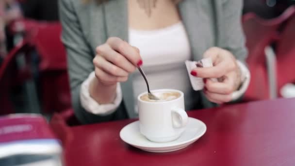 Zakenvrouw verzoeting en drinken koffie — Stockvideo