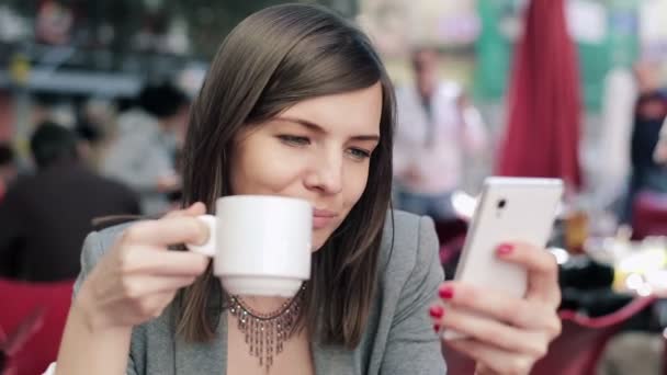 Businesswoman with smartphone — Stock Video