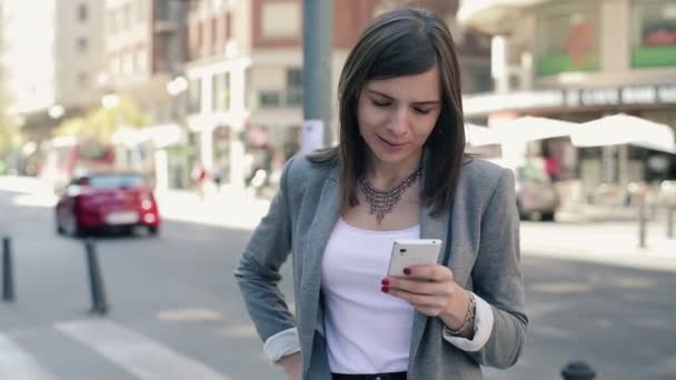 Affärskvinna textning på smartphone — Stockvideo