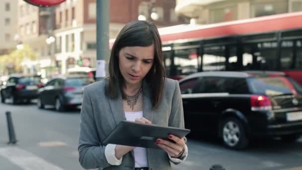 Affärskvinna som arbetar på Tablet PC — Stockvideo