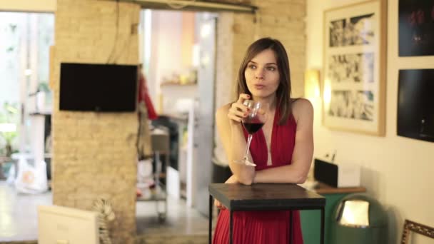 Üzgün kadın şarap içme — Stok video