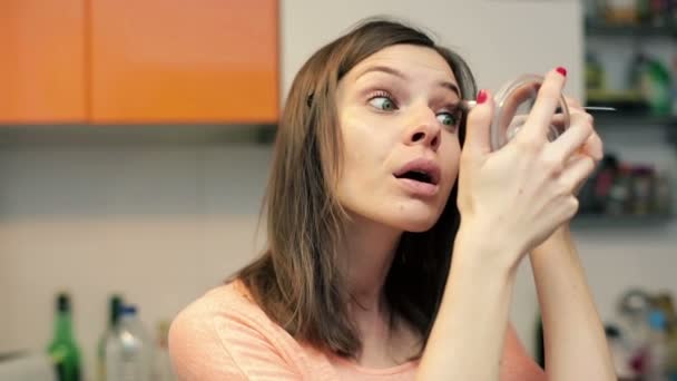 Vrouw toepassing van make-up op ooglid — Stockvideo