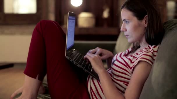 Vrouw schrijven e-mail op laptop — Stockvideo