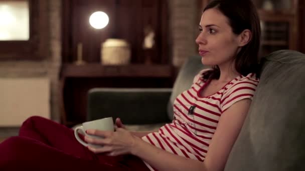Nachdenkliche Frau trinkt Tee — Stockvideo