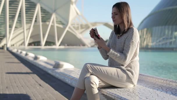 Vrouw nemen foto van zichzelf — Stockvideo