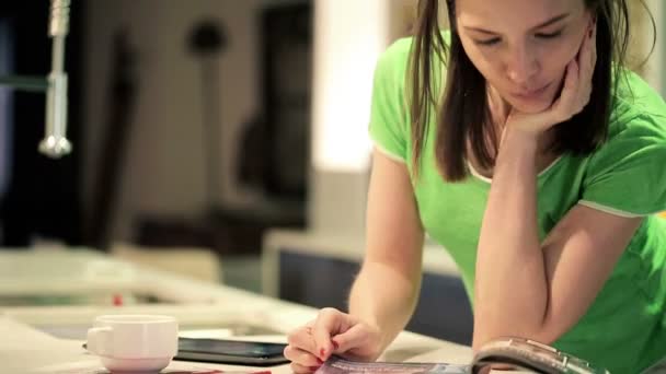 Mujer leyendo revista — Vídeo de stock