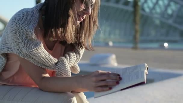 Mulher leitura livro — Vídeo de Stock