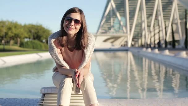 Mujer sentada en la ciudad — Vídeos de Stock