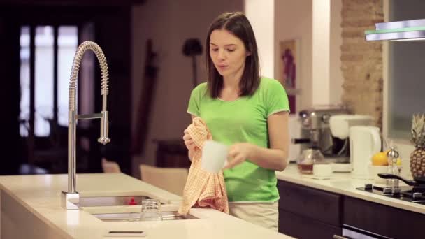 Woman drying dishes — Stock Video