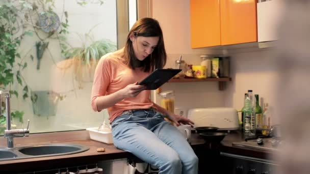 Mujer con tableta — Vídeos de Stock