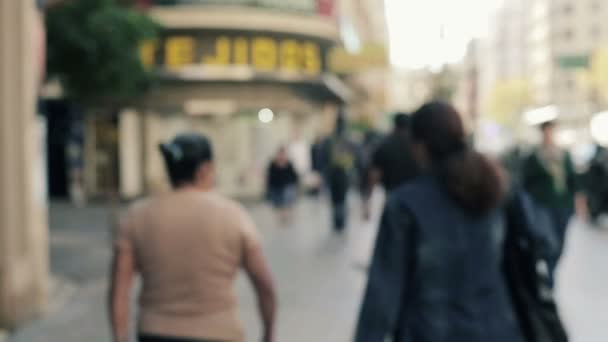 Размытые люди, гуляющие по городу — стоковое видео