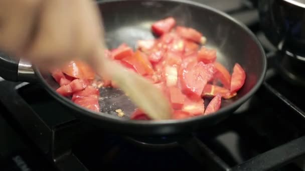 Stekning hackade tomater — Stockvideo