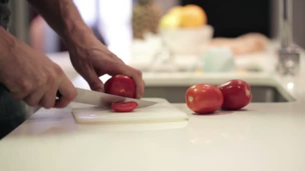 Manos rebanando tomate — Vídeo de stock