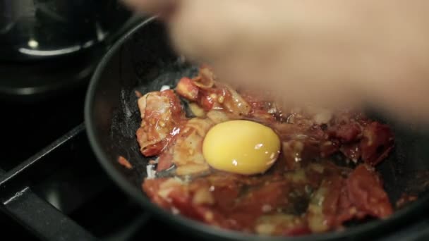 Preparing scrambled eggs — Stock Video