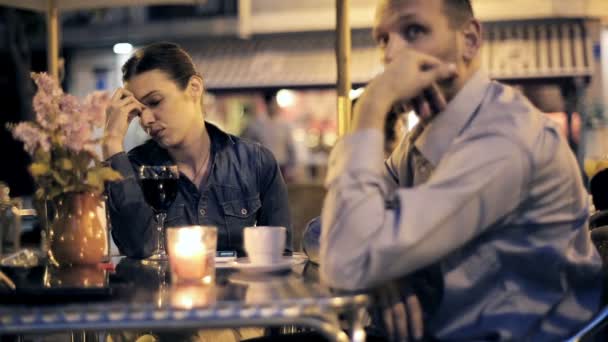 Pareja aburrida sentada en la cafetería — Vídeos de Stock