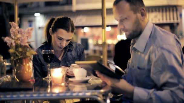 Couple avec tablette et smartphone — Video