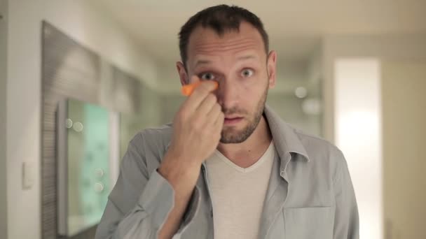 Hombre aplicando ojo rollon — Vídeo de stock