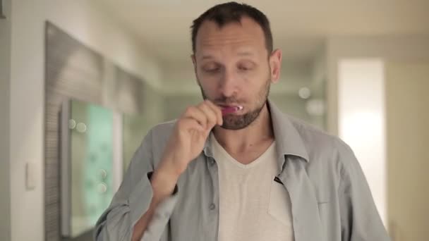 Hombre cepillarse los dientes — Vídeo de stock