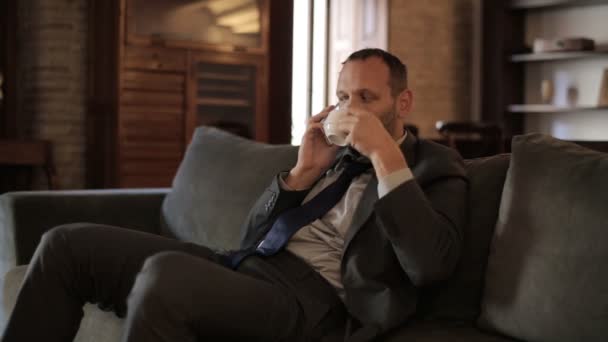 Businessman drinking coffee — Stock Video