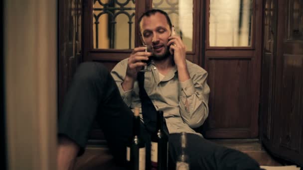Пьяный бизнесмен разговаривает по телефону — стоковое видео