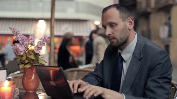 Бизнесмен работает над ноутбуком — стоковое видео