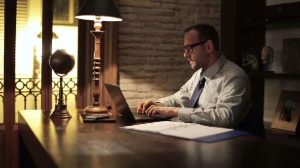 Businessman working late on laptop — Stock Video