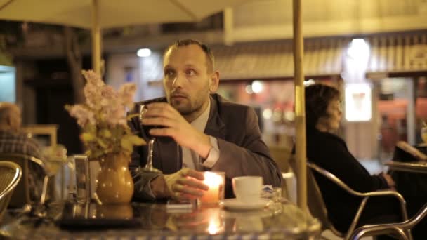 Uomo d'affari solitario al ristorante — Video Stock