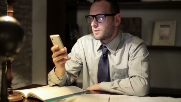 Empresario mensajes de texto en el teléfono inteligente — Vídeo de stock