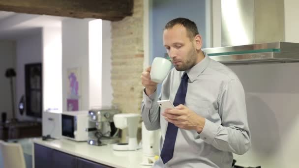 Empresario bebiendo té — Vídeos de Stock