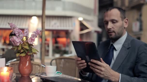 Businessman with tablet — Stock Video