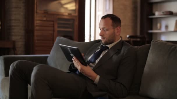 Podnikatel pracuje na tabletu — Stock video