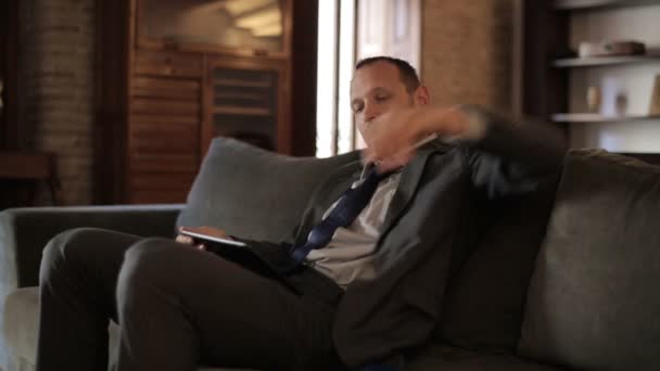 Улыбающийся бизнесмен с планшетом — стоковое видео