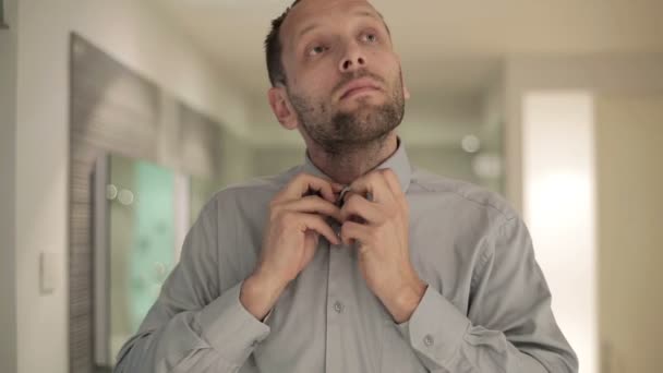 Businessman tying tie — Stock Video