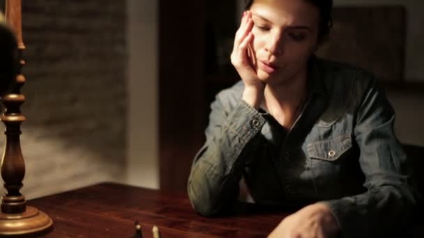 Mujer triste sentada junto a la mesa — Vídeos de Stock