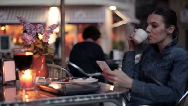 Mujer con smartphone en la cafetería — Vídeos de Stock