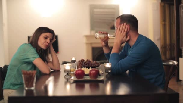 Aburrido pareja sentado por la mesa — Vídeos de Stock
