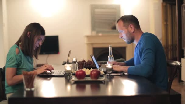 Casal com laptops — Vídeo de Stock