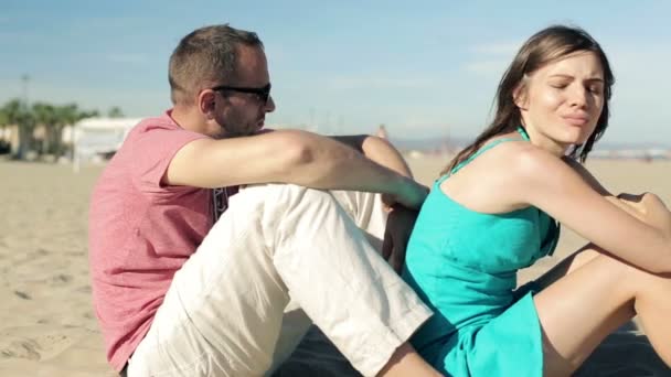 Triste pareja en la playa — Vídeo de stock