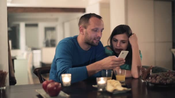 Casal com smartphone — Vídeo de Stock