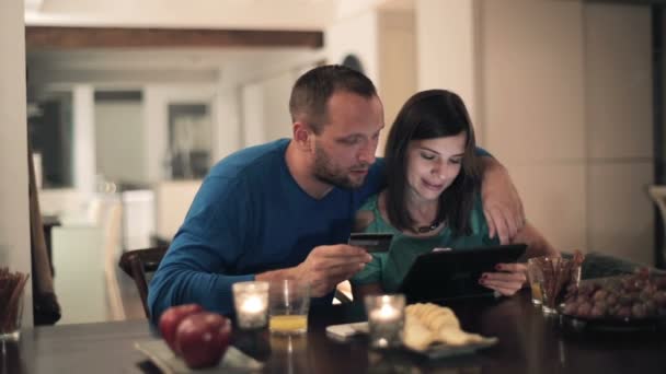 Couple doing online shopping — Stock Video