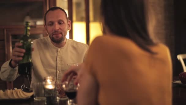 Пара разговаривает и пьет вино — стоковое видео