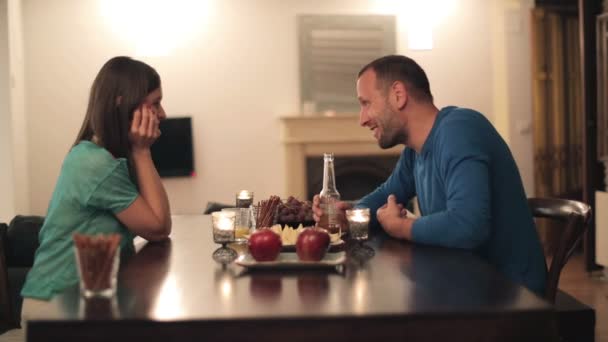 Casal conversando em casa — Vídeo de Stock